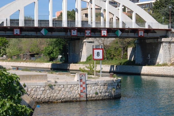 Brug met borden